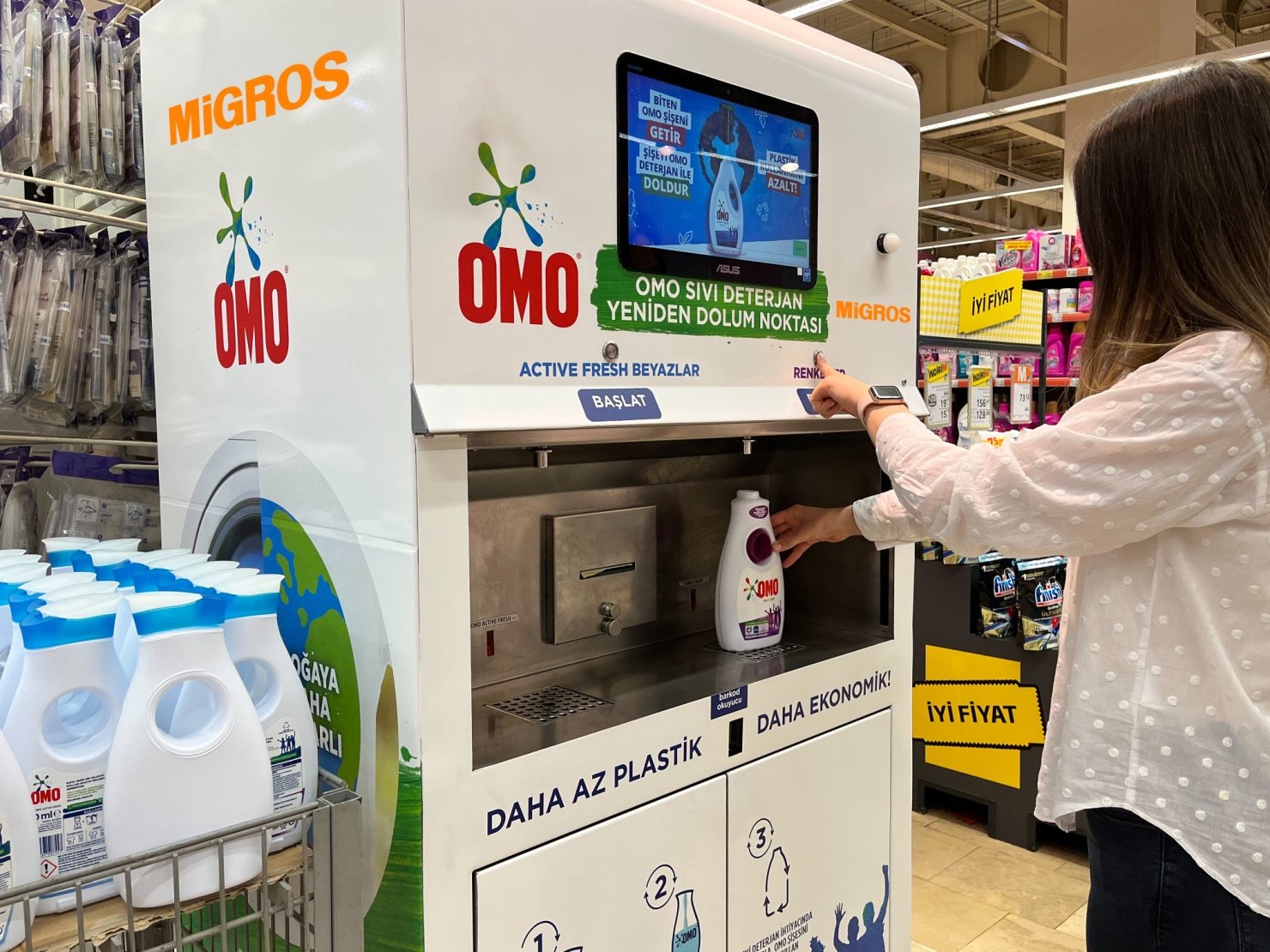 Migros'taki OMO deterjan dolum ünitesi